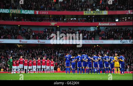 Football - Barclays Premier League - Arsenal / Everton - Emirates Stadium.Les deux équipes observent une minute de silence avant le coup d'envoi Banque D'Images