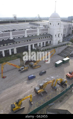 Des machines lourdes attendent le début des travaux de démantèlement du stade Wembley et commencent à construire le nouveau site du nouveau stade national. *... la saga Wembley de longue date est allée en plus de temps car une annonce sur le nouveau stade a été reportée au moins à demain. Une montagne de paperasserie a été accusée d'un nouveau retard dans le tir officiel du pistolet de départ pour le terrain de football et d'athlétisme de 90,000 places. Banque D'Images