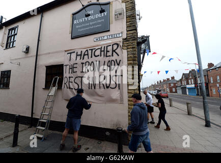 Les habitants des communautés minières près de Barnsley ont mis des banderoles le jour des funérailles de la baronne Thatcher. Banque D'Images