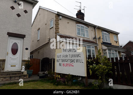 Les habitants des communautés minières près de Barnsley ont mis des banderoles le jour des funérailles de la baronne Thatcher. Banque D'Images