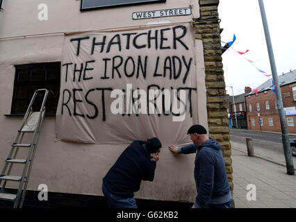 Les habitants des communautés minières près de Barnsley ont mis des banderoles le jour des funérailles de la baronne Thatcher. Banque D'Images