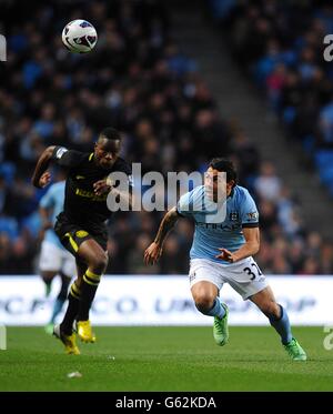 Football - Barclays Premier League - Manchester City / Wigan Athletic - Etihad Stadium. Carlos Tevez de Manchester City (à droite) en action Banque D'Images