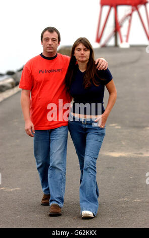 Sara et Michael Payne, parents de Sarah Payne, fille d'école assassinée, au bord de la rivière South Shields avant d'assister à la conférence annuelle de l'Association des victimes du nord de l'Angleterre.* les familles des victimes de meurtre se rencontraient aujourd'hui pour demander au gouvernement des mettre en premier, et non pas les criminels, lorsqu'il examinait des changements au système de justice.Le militant David Hines, dont la fille Marie, âgée de 23 ans, a été étranglée par son ex-petit ami avec une corde à la robe de chambre il y a 10 ans, a organisé l'événement à South Shields, au sud de Tyneside. Banque D'Images