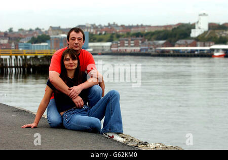 Sara et Michael Payne, parents de Sarah Payne, fille d'école assassinée, au bord de la rivière South Shields avant d'assister à la conférence annuelle de l'Association des victimes du nord de l'Angleterre. * les familles des victimes de meurtre se rencontraient pour demander au gouvernement de les mettre en premier, et non pas les criminels, lorsqu'il examinait des changements au système de justice. Le militant David Hines, dont la fille Marie, âgée de 23 ans, a été étranglée par son ex-petit ami avec une corde à la robe de chambre il y a 10 ans, a organisé l'événement à South Shields, au sud de Tyneside. Banque D'Images