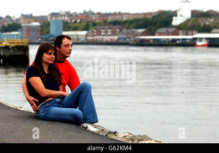 Sara et Michael Payne, parents de Sarah Payne, fille d'école assassinée, au bord de la rivière South Shields avant d'assister à la conférence annuelle de l'Association des victimes du nord de l'Angleterre. * les familles des victimes de meurtre se rencontraient pour demander au gouvernement de les mettre en premier, et non pas les criminels, lorsqu'il examinait des changements au système de justice. Le militant David Hines, dont la fille Marie, âgée de 23 ans, a été étranglée par son ex-petit ami avec une corde à la robe de chambre il y a 10 ans, a organisé l'événement à South Shields, au sud de Tyneside. Banque D'Images