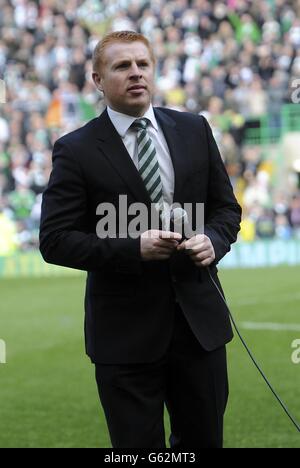 Soccer - Clydesdale Bank Scottish Premier League - Celtic v Inverness Caledonian Thistle - Celtic Park.Neil Lennon, le directeur du Celtic, s'adresse aux fans après que Celtic a remporté la première ligue écossaise Clydesdale Banks au Celtic Park, à Glasgow. Banque D'Images