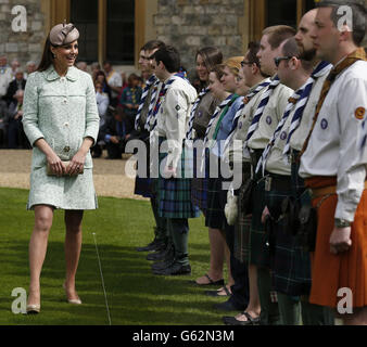 La duchesse de Cambridge rencontre des scouts lors de la revue nationale des scouts de la Reine au château de Windsor, dans le Berkshire. Banque D'Images