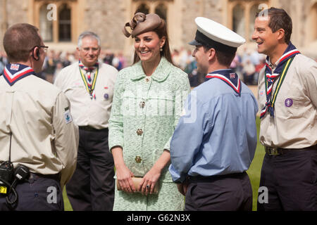 La duchesse de Cambridge avec le chef scout Bear Grylls (à droite) alors qu'elle participe à la Revue nationale des Scouts de la Reine au château de Windsor, dans le Berkshire. Banque D'Images