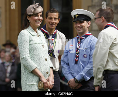 La duchesse de Cambridge rencontre le chef scout Bear Grylls (2e à gauche) et le scout de mer Rob Butcher (2e à droite) alors qu'elle assiste à la Revue nationale des scouts de la Reine au château de Windsor, dans le Berkshire. Banque D'Images