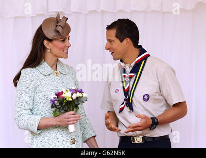 La duchesse de Cambridge avec le chef scout Bear Grylls (à droite) alors qu'elle participe à la Revue nationale des Scouts de la Reine au château de Windsor, dans le Berkshire. Banque D'Images