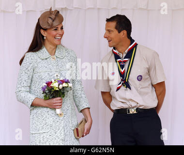 La duchesse de Cambridge avec le chef scout Bear Grylls (à droite) alors qu'elle participe à la Revue nationale des Scouts de la Reine au château de Windsor, dans le Berkshire. Banque D'Images