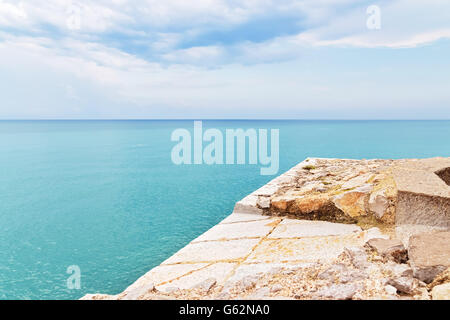 Bord de l'eau et à la mer turquoise de Peniscola, resort dans la province de Castellón, Communauté Valencienne, Espagne. Banque D'Images