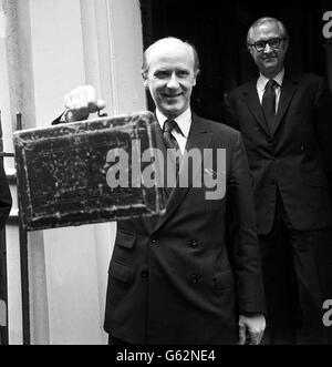 M. Anthony Barber, chancelier de l’Échiquier, portant son dossier d’expédition, laissant le 11 Downing Street pour présenter son budget au Parlement. Banque D'Images