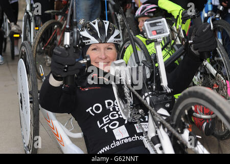 Claire Lomas part de Nottingham Trent University pour son défi de terminer l'équivalent d'un marathon par jour sur un vélo à main, Dans le cadre de son défi de parcourir 400 miles autour du Royaume-Uni visant à recueillir de l'argent par JustTextGing de Vodafone avec l'utilisation de son code texte unique, LEGS60. Banque D'Images