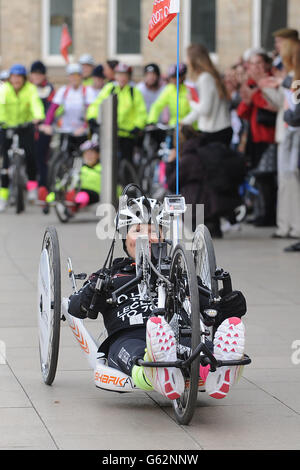 Claire Lomas charity cycle ride Banque D'Images