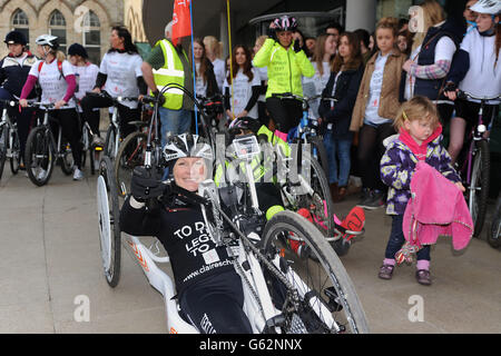 Claire Lomas charity cycle ride Banque D'Images