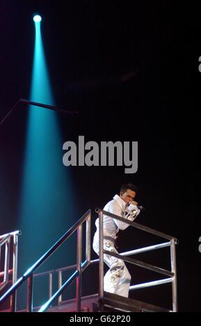 Gareth Gates se présentant sur scène à la London Arena, Docklands, dans le cadre d'une tournée britannique avec will Young et Zoe Birkett. Banque D'Images
