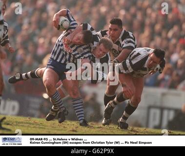 09-MAR-96, St Helens/Widnes, Keiron Cunningham (SH) s'échappe de Christian Tyler (W) Banque D'Images