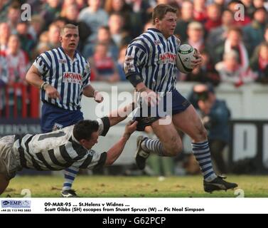 09-MAR-96, St Helens/Widnes, Scott Gibbs (SH) s'échappe de Stuart Spruce (W) Banque D'Images