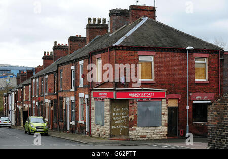 Un magasin embarqué dans une rue où des maisons éveillées dans la région de Cobridge, à Stoke-on-Trent, dans le Staffordshire, sont vendues par le council pour la livre &1. Banque D'Images