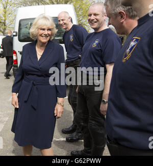 Duchesse de Cornwall rencontre son personnel lors de sa visite dans un centre communautaire géré par le conseil municipal d'Elmbridge à Cobham, Surrey, où elle a souligné l'importance du service repas sur roues du conseil d'Elmbridge. Banque D'Images