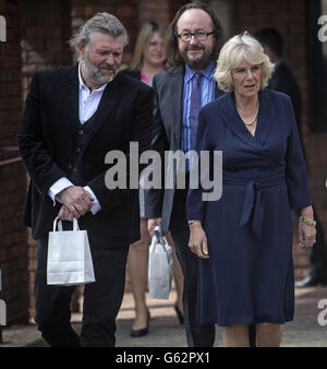 Duchesse de Cornwall marche avec des chefs célèbres connus sous le nom de Hairy Bikers, Simon King (à gauche) et David Myers, lors de sa visite dans un centre communautaire dirigé par Elmbridge Borough Council à Cobham, Surrey, où elle a souligné l'importance du service Meals on Wheels du elmbridge council. Banque D'Images