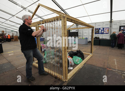 Will Gore, de l'organisme caritatif communautaire Groundwork, commence à construire une serre faite de bouteilles en plastique qu'il espère être terminée au cours de la fin de semaine par les membres du public pendant la journée de prévisualisation avant le salon des fleurs du printemps de Harrogate qui commence demain et se déroule jusqu'à dimanche. Banque D'Images