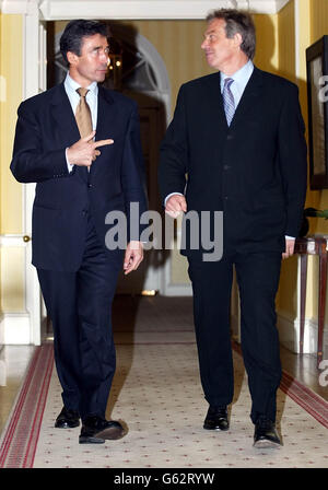 Le Premier ministre danois Anders Fogh Rasmussen arrive avec le Premier ministre britannique Tony Blair au numéro 10 Downing Street à Londres pour une conférence de presse sur l'Europe et l'attentat terroriste à Bali. Banque D'Images