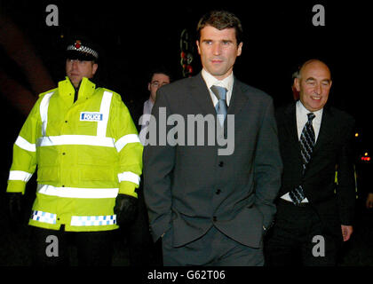 Roy Keane de Manchester United, avec le solliciteur Morice Watkins, quitte le stade Reebok, à Bolton, à la suite d'une audience disciplinaire du comité de la FA. * UN passage du livre de Roy Keane, au sujet de sa querelle sur le terrain avec le milieu de terrain de Manchester City Alfie Haaland l'a conduit à être reconnu coupable de deux accusations de dispute de l'Association de football et interdit pour cinq jeux dès qu'il a récupéré d'une opération de hanche. Un comité de FA a constaté ce soir que son horrible match d'avril de l'année dernière sur Haaland était mal motivé par un élément de vengeance et qu'il avait fait des bénéfices financiers en se référant Banque D'Images