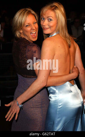 Les anciennes actrices Hollyoaks Kerrie Taylor (à gauche) et Terri Dwyer arrivent aux National Television Awards au Royal Albert Hall de Londres. Banque D'Images