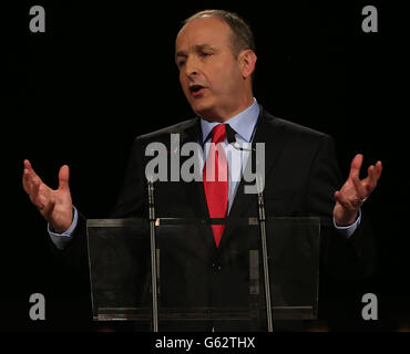 Micheal Martin, leader de Fianna Fail, s'adresse aux membres du parti alors que leur ard fheis s'ouvre au RDS à Dublin. Banque D'Images