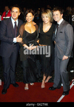 Anthony McPartlin avec sa petite amie Lisa Armstrong et Declan Donnelly avec sa petite amie Claire Buckfield arrivent aux National Television Awards au Royal Albert Hall de Londres. Banque D'Images