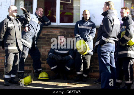 Les pompiers réfléchissent à la décision de vote à la caserne de pompiers de Nottingham Road, Derby. Un vote de plus de 50,000 membres de l'Union des Brigades de pompiers (FBU) devrait montrer un vote énorme en faveur de l'action industrielle en faveur d'une augmentation de salaire proche de 40%. * pour prendre les salaires à 30,000. Banque D'Images