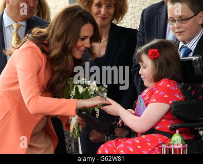 La duchesse de Cambridge rencontre Sally Evans, âgée de 8 ans, de Salisbury, lorsqu'elle visite l'hôpital pour enfants Naomi House à Winchester, dans le Hampshire, pendant la semaine de l'hôpital pour enfants. Banque D'Images