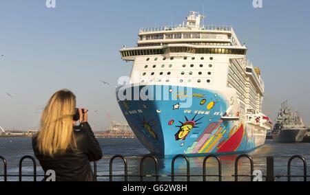 Norwegian Breakaway, avec des œuvres d'art plus grandes que nature de l'artiste pop Peter Max, arrive pour la première fois aux quais de Southampton. Le navire, qui pèse 146'600 tonnes, rejoint la Norwegian Cruise Line en tant que 12e navire de leur flotte, avec New York comme port d'attache toute l'année. Banque D'Images