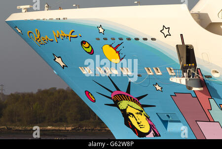 Norwegian Breakaway, avec des œuvres d'art plus grandes que nature de l'artiste pop Peter Max, arrive pour la première fois aux quais de Southampton. Le navire, qui pèse 146'600 tonnes, rejoint la Norwegian Cruise Line en tant que 12e navire de leur flotte, avec New York comme port d'attache toute l'année. Banque D'Images