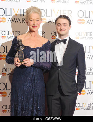 La gagnante de la « meilleure actrice » Dame Helen Mirren avec le présentateur Daniel Radcliffe dans la salle de presse des Olivier Awards 2013, à l'Opéra Royal, à Covent Garden, dans le centre de Londres. Banque D'Images