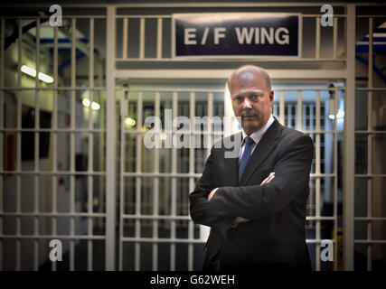 Le secrétaire à la Justice, Chris Grayling, lors d'une visite à la prison de Pentonville avec le ministre des prisons, Jeremy Wright (non représenté), avant d'annoncer le résultat d'un examen des avantages en prison. Banque D'Images