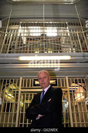 Le secrétaire à la Justice, Chris Grayling, lors d'une visite à la prison de Pentonville avec le ministre des prisons, Jeremy Wright (non représenté), avant d'annoncer le résultat d'un examen des avantages en prison. Banque D'Images