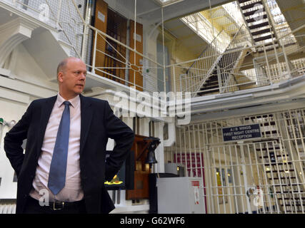 Le secrétaire à la Justice, Chris Grayling, lors d'une visite à la prison de Pentonville avec le ministre des prisons, Jeremy Wright (non représenté), avant d'annoncer le résultat d'un examen des avantages en prison. Banque D'Images