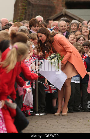 La duchesse de Cambridge rencontre des écoliers locaux lorsqu'elle visite l'hôpital pour enfants Naomi House à Winchester, dans le Hampshire, pendant la semaine de l'hôpital pour enfants. Banque D'Images