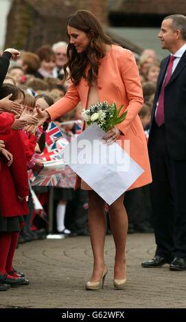 La duchesse de Cambridge rencontre des écoliers locaux alors qu'elle quitte l'hôpital pour enfants Naomi House à Winchester, Hampshire, après sa visite pendant la semaine de l'hôpital pour enfants. Banque D'Images