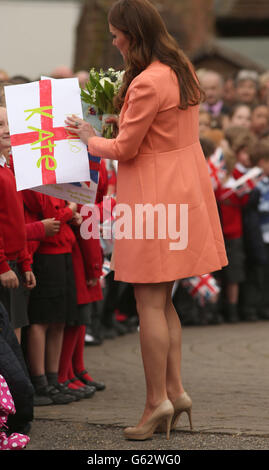 La duchesse de Cambridge rencontre des écoliers locaux alors qu'elle quitte l'hôpital pour enfants Naomi House à Winchester, Hampshire, après sa visite pendant la semaine de l'hôpital pour enfants. Banque D'Images