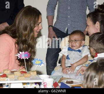 La duchesse de Cambridge rencontre des enfants et des membres du personnel lorsqu'elle visite le Naomi House Children's Hospice à Winchester, dans le Hampshire, pendant la semaine du Children's Hospice. Banque D'Images