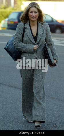 Jane Williams, 49 ans, ancienne assistante personnelle de Lady Archer, arrive au bureau du Tribunal de l'emploi de Bury St Edmunds, où elle réclame un congédiement injuste après 13 ans d'emploi. Lady Archer, 57 ans, a déclaré au tribunal le mois dernier qu'elle estimait que son ancienne assistante personnelle était « peu digne de confiance » et « pas employable ». Son mari, Lord Archer, purge une peine d'emprisonnement de quatre ans pour parjure. Banque D'Images