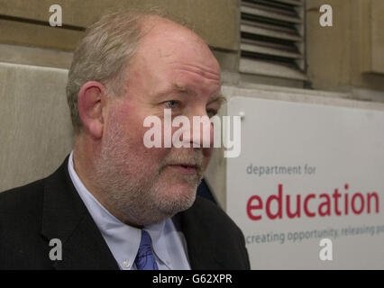 Le nouveau secrétaire d'État à l'éducation et aux compétences, Charles Clarke, se trouve en dehors de son département dans le centre de Londres. M. Clarke, ancien président du Parti travailliste, prend la relève d'Estelle Morris, qui a eu tendance à démissionner du poste de Premier ministre mercredi. Banque D'Images