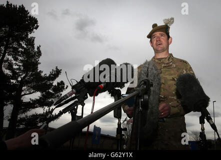 Le major Tim Petransky, porte-parole des Royal Highland Fusiliers, 2e Bataillon du Royal Regiment of Scotland (2 Ecossais), parle à la presse à la caserne de Glencorse où se trouve les Royal Highland Fusiliers, Près d'Édimbourg, après que trois soldats britanniques aient été tués et six autres blessés après que leur véhicule lourdement blindé ait été frappé par une grosse bombe routière alors qu'ils étaient en patrouille dans le district de Nahr-e-Saj dans la province d'Helmand. Banque D'Images