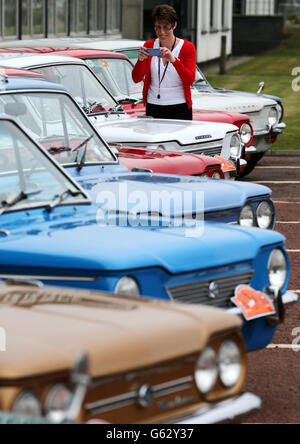 Audrey Paton, passionné de voitures, voit les voitures Hillman Imp alors qu'elles se préparent à partir en convoi, site de l'ancienne usine de Linwood pour marquer le 50e anniversaire de la première voiture Hillman Imp fabriquée à l'usine de Rootes. Banque D'Images