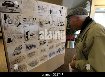 Un passionné de voitures voit des dessins de voitures Hillman Imp alors qu'ils se préparent à quitter par convoi le site de l'ancienne usine de Linwood pour marquer le 50e anniversaire du premier des véhicules fabriqués à l'usine de Rootes. Banque D'Images