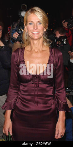 La présentatrice de télévision Ulrika Jonsson arrive pour sa soirée de lancement de livre à Monty's dans la rue Sloane à Londres. L'autobiographie d'Ulrika « honnête » est sortie le vendredi 25 octobre 2002. Banque D'Images